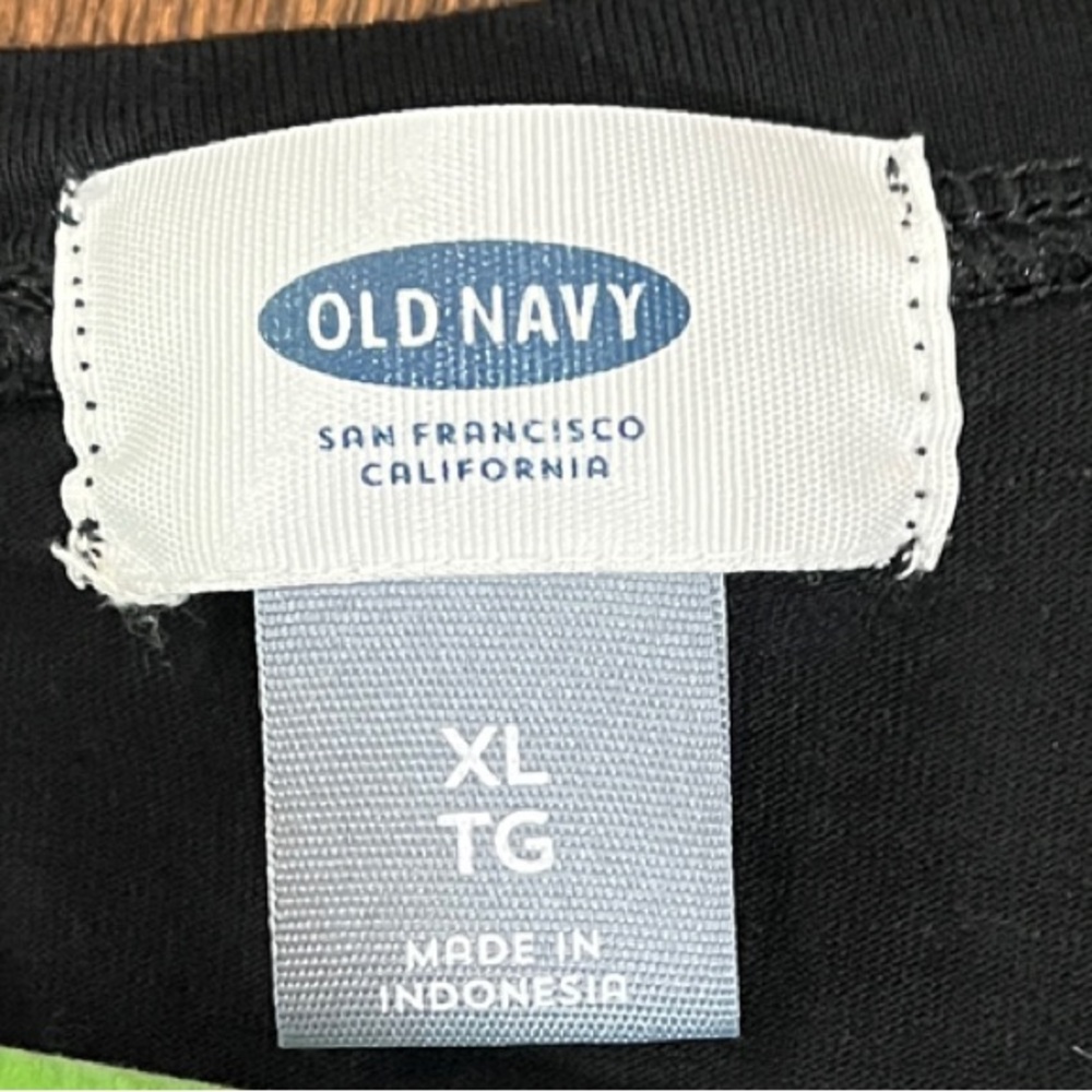 Old Navy Black and White Geometric Tank Top - Picture 2 of 9